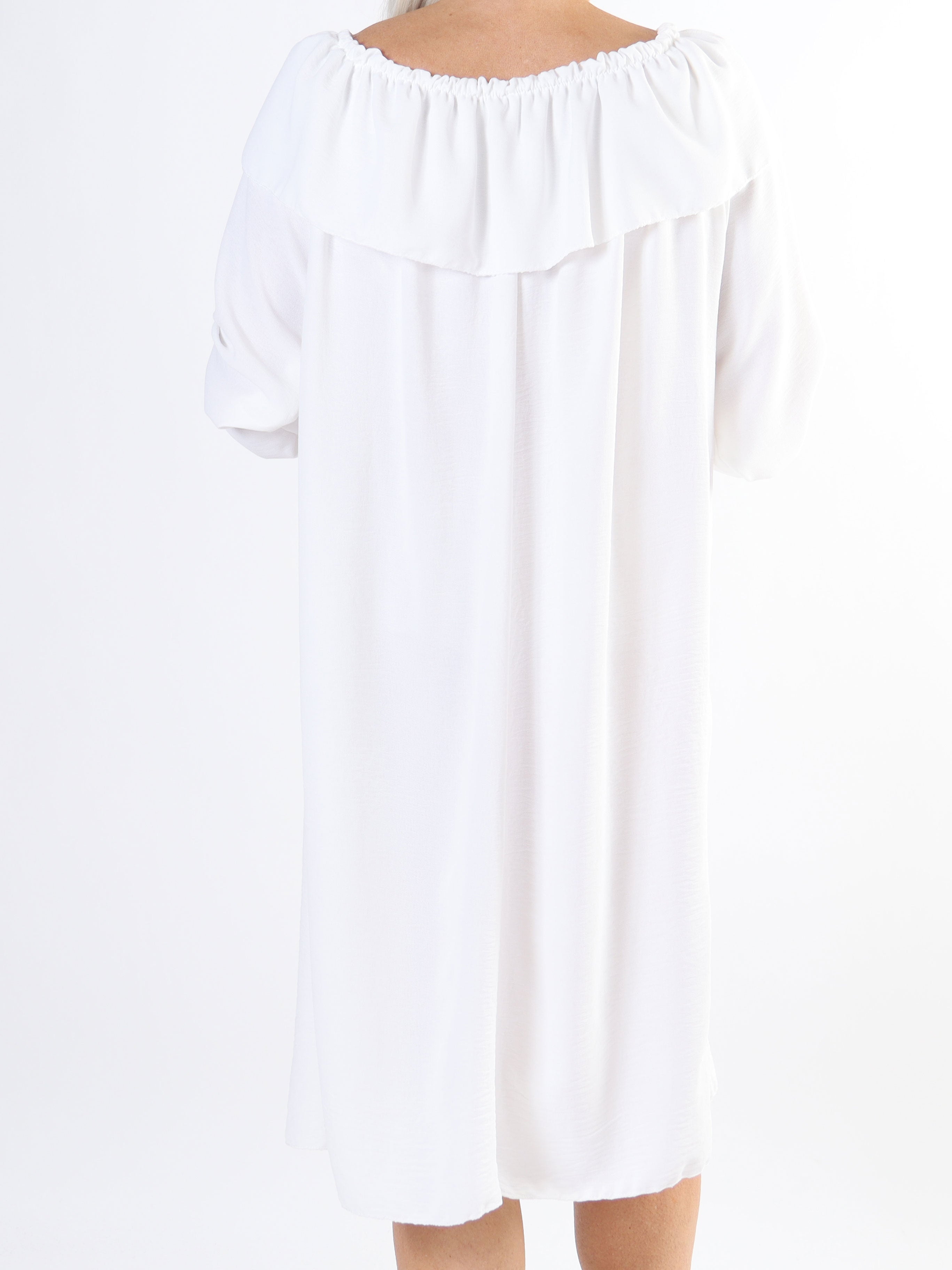 Elpida - Plus size kjole med flæsekant og smock ved ærmet